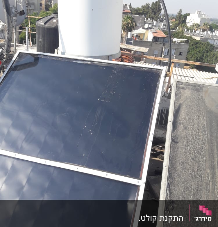 קולטי שמש ומיכל מים על גג